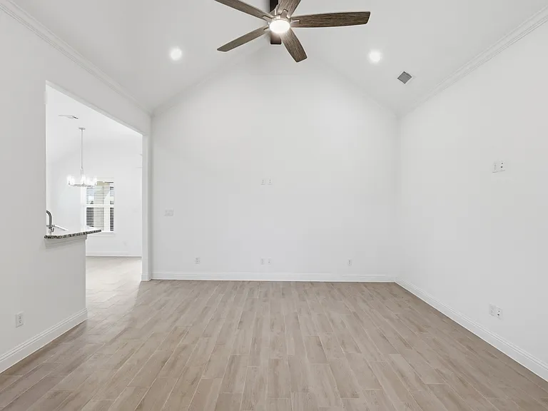 608 Violet Dr — Photo 5