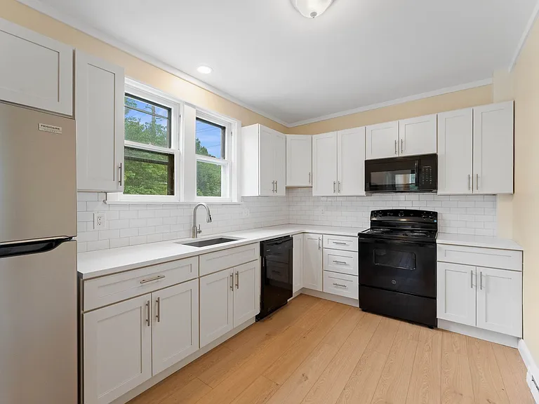 519 Kings Hwy — Photo 1