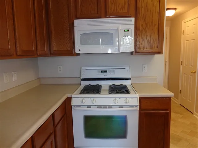 5 bed, 3.0 bath, 2270 sqft, $2,665 — Photo 4