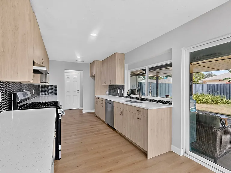 1807 Auburn Dr — Photo 3