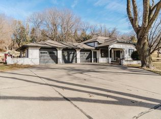 2811 Memorial Dr, Sioux City, IA 51103