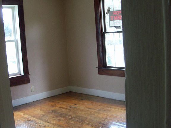 4th image of 2211 Suffolk St