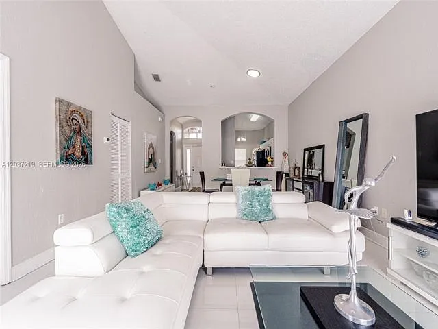 3 bed, 2.0 bath, 1234 sqft, $3,200 — Photo 3