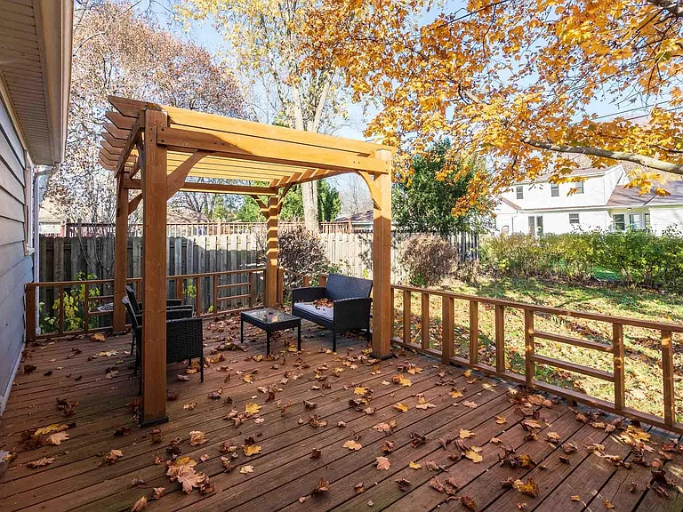 Deck w/ Pergola