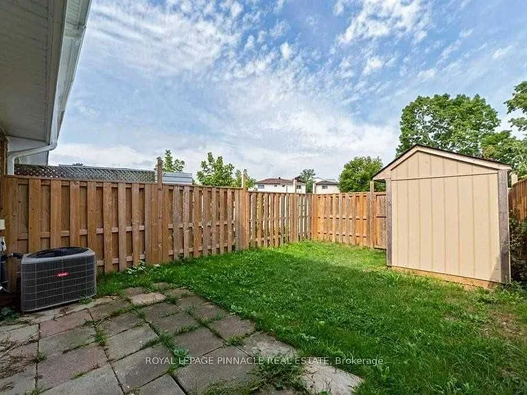 733 Parkview Cres — Photo 13