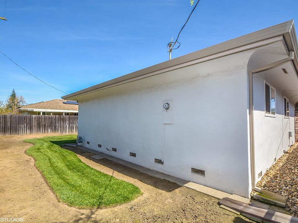 2nd image of 9 S Cambridge Dr