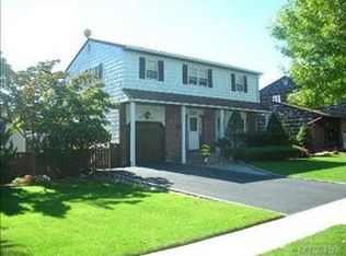 16 S Baldwin Pl, Massapequa, NY 11758