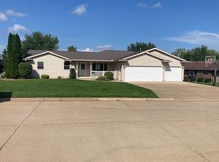 817 Country Club Dr, Maquoketa, IA 52060