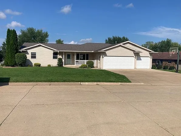 817 Country Club Dr, Maquoketa, IA 52060