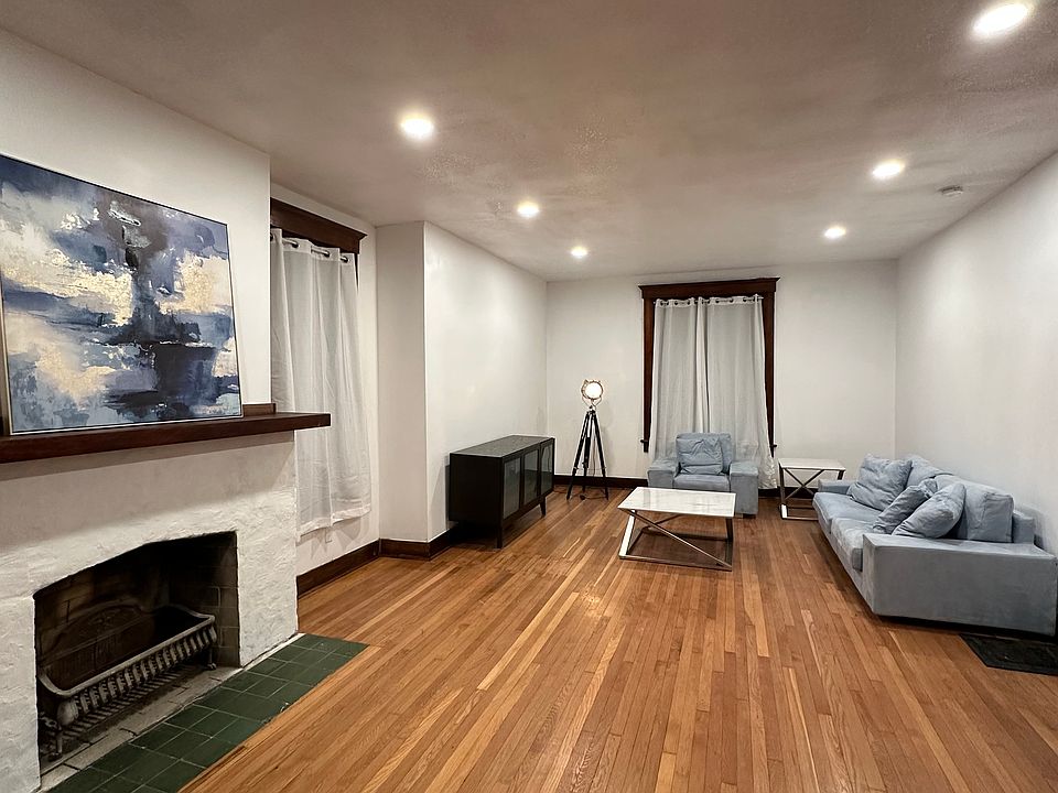 Shared living room w/ 47" smart TV