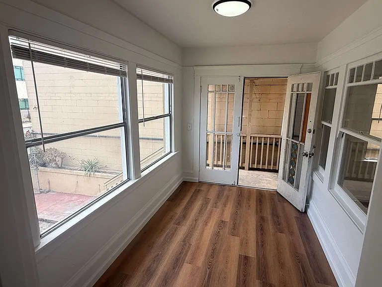 261 22nd St — Photo 3