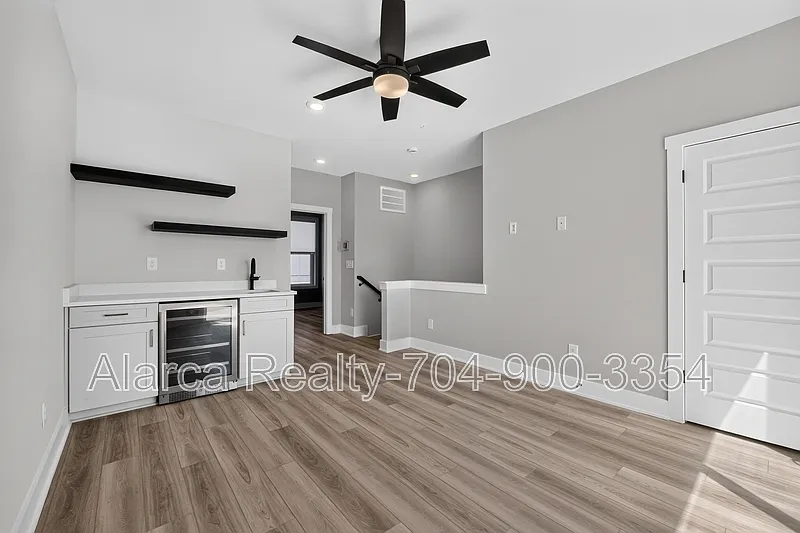 3 bed, 3.5 bath, 1810 sqft, $3,900 — Photo 4