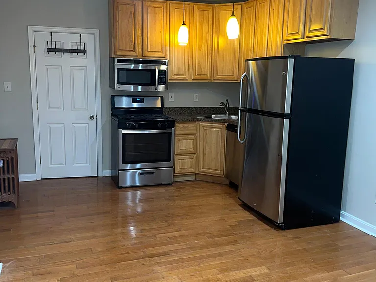 1438 Wolf St #2R — Photo 1
