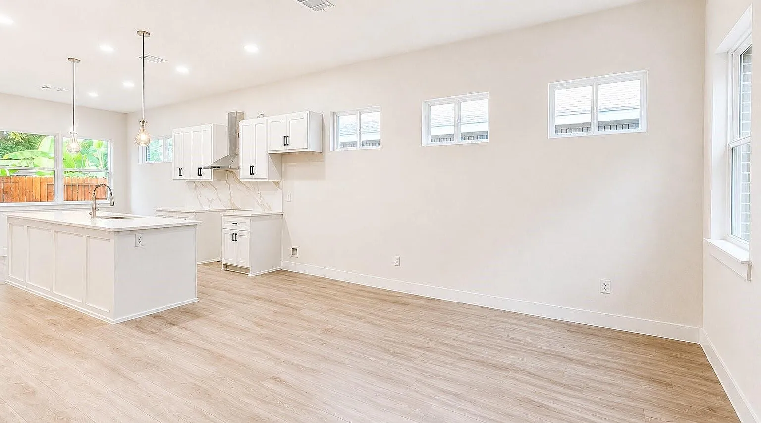 3 bed, 2.0 bath, 1395 sqft, $2,400 — Photo 3