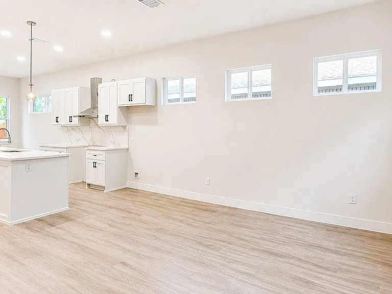 142A College St — Photo 3