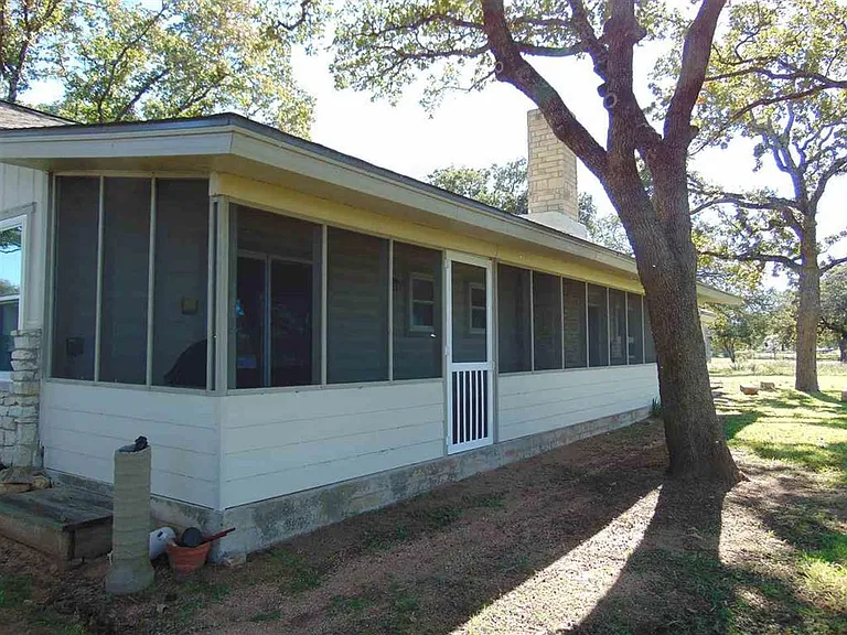 504 N Chaparral — Photo 2