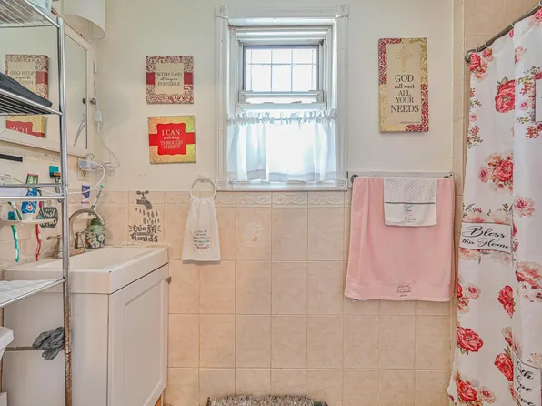 1426 Saint Lawrence Avenue image 10 of 17