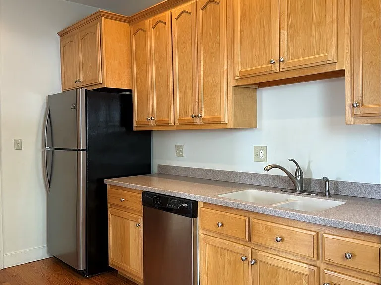 137 S Peterboro St — Photo 9