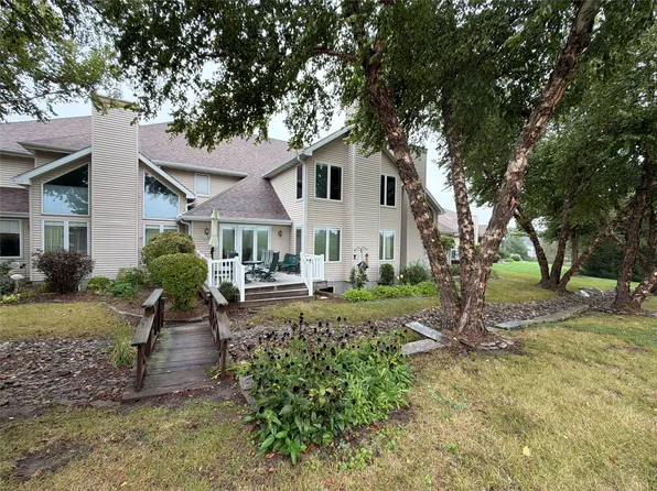 616 Bos Landen Dr APT B, Pella, IA 50219