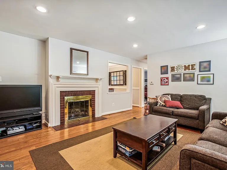 1913 Paul Spring Pkwy — Photo 3