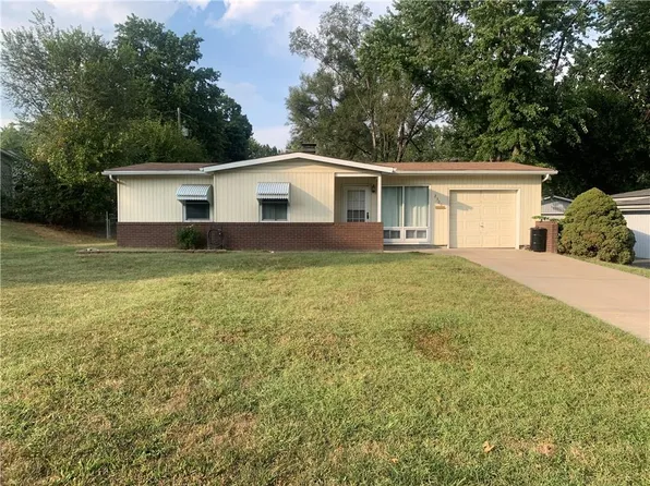 2300 NE 61st St, Kansas City, MO 64118