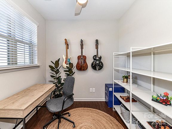 5th image of 832 Imperial Ct