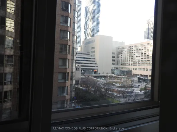 711 Bay St #621, Toronto, ON M5G 2J8