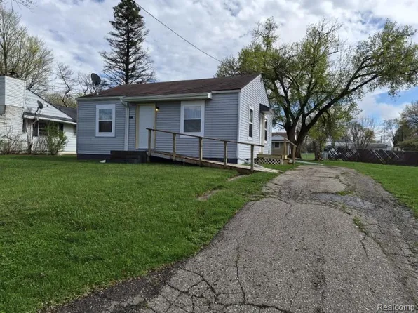 1233 W Coldwater Rd, Flint, MI 48505