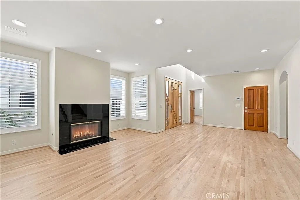 5 bed, 3573 sqft, $16,000 — Photo 4