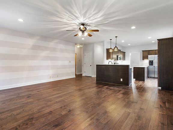 4th image of 970 Willow Cir