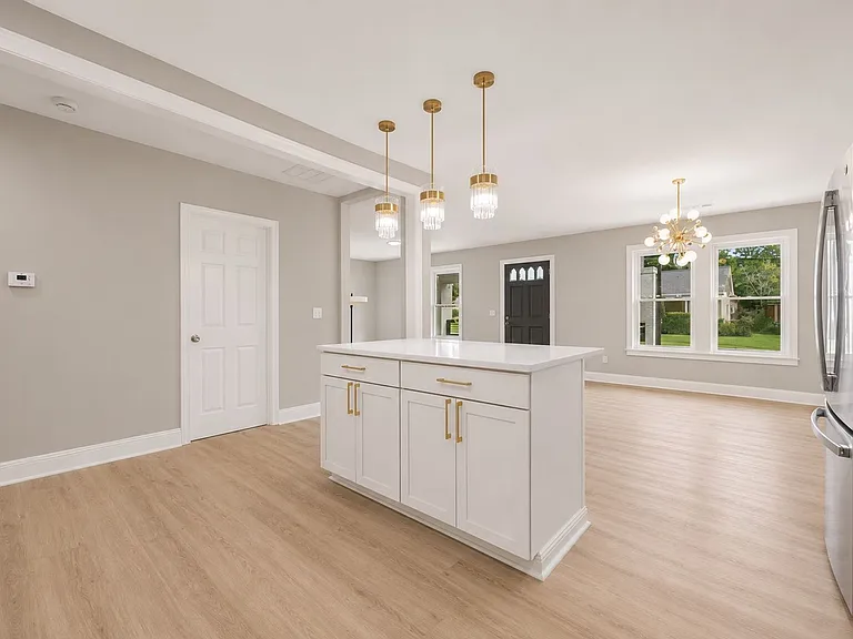 1658 Temple Ave — Photo 11