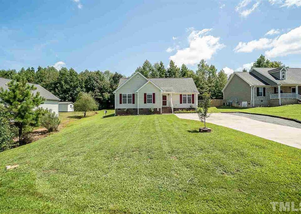 1st image of 104 Carriage Hill Dr