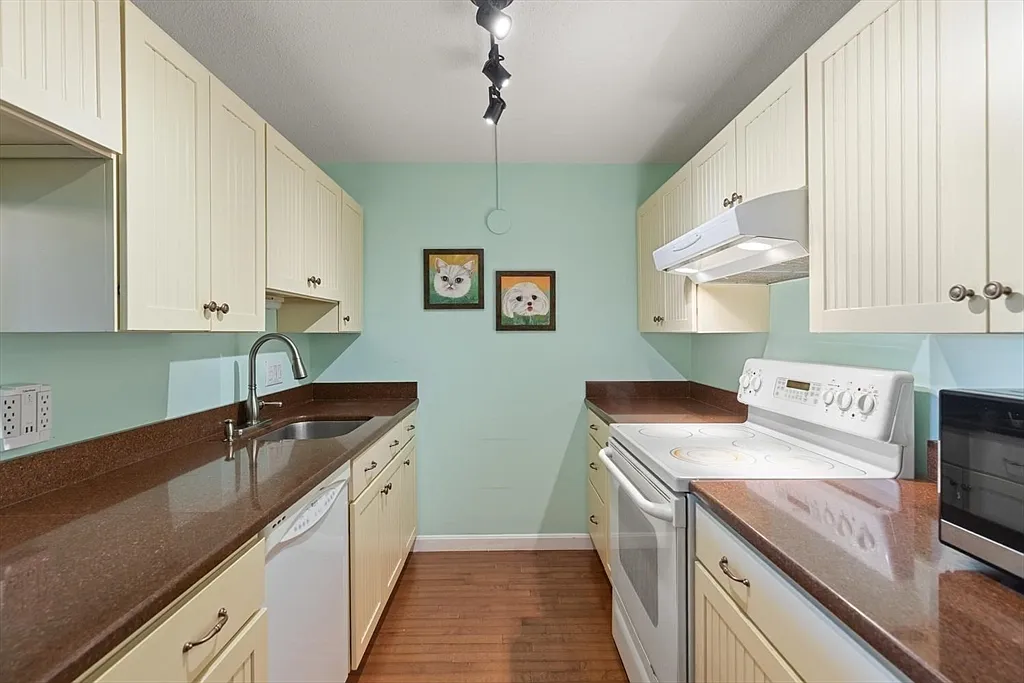 2 bed, 1.5 bath, 900 sqft, $3,200 — Photo 4