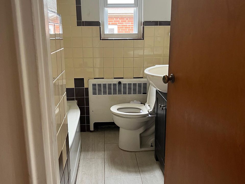 2nd image of 3020 Parkview Ave #2