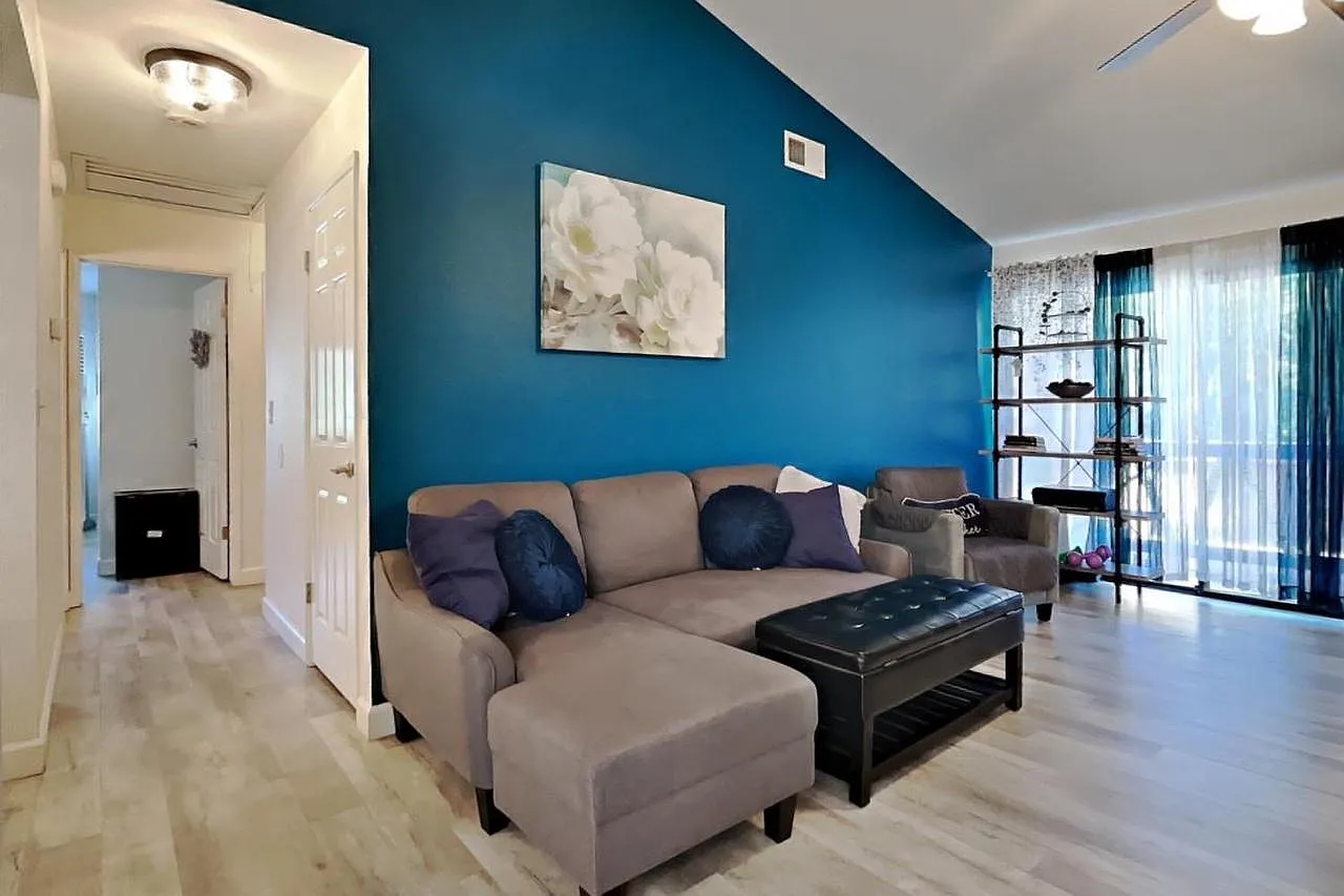 3400 Sullivan Ct — Photo 2