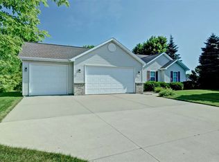 2395 Deerpath Cir, Neenah, WI 54956