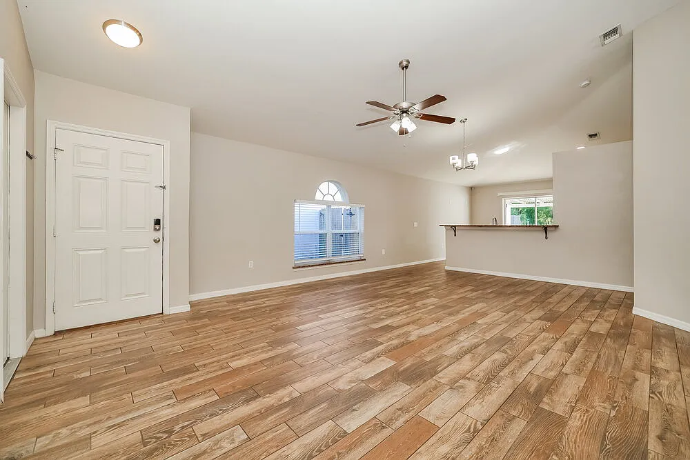 3 bed, 2.0 bath, 1292 sqft, $2,075 — Photo 4