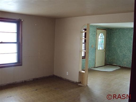 4th image of 217 Finch St S