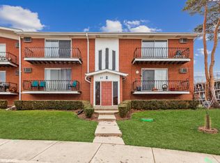 27 Willow Way #105, Westmont, IL 60559