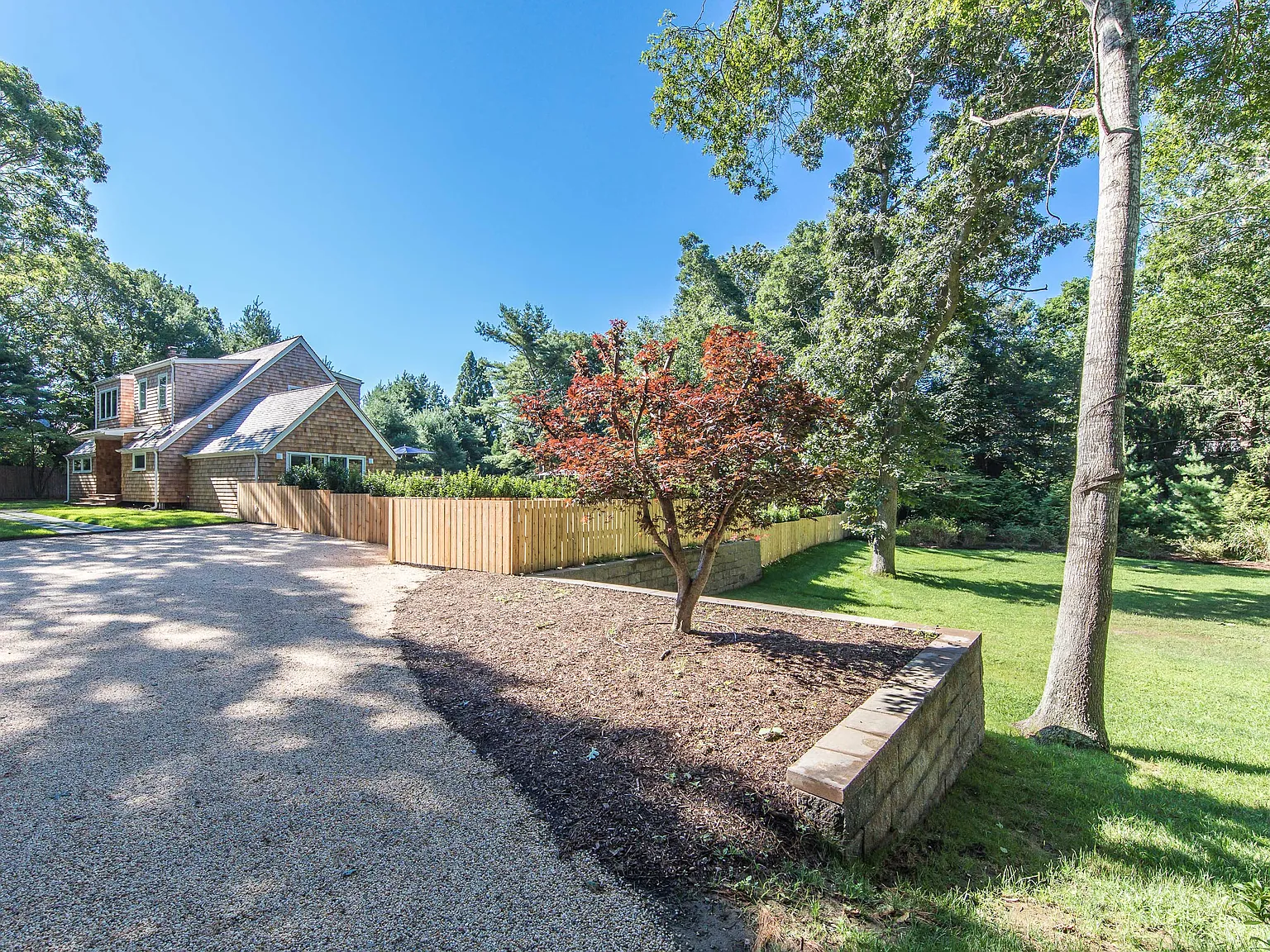 Lovely, Recently Renovated Beach Cottage in EH Village — Photo 4