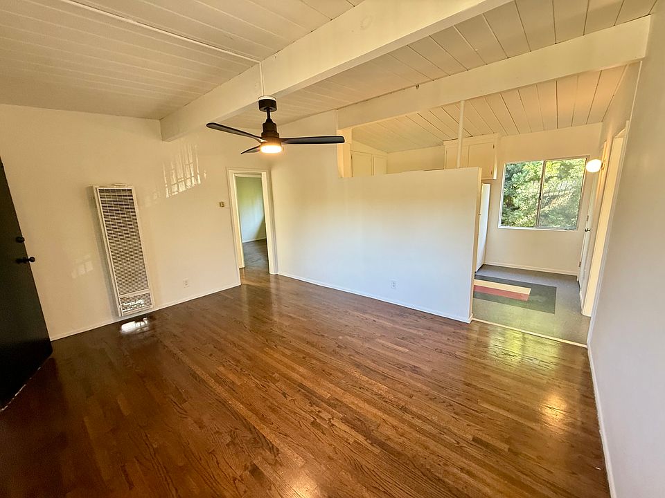 Ceiling fan w/light in main living area