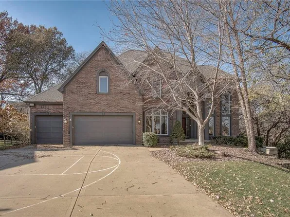 8126 Deer Run St, Lenexa, KS 66220