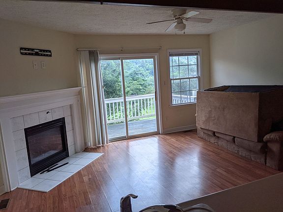 3rd image of 141 Willow Creek Cir #2