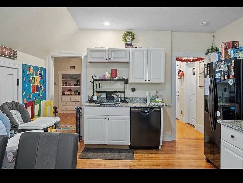 3 bed, $2,100 — Photo 2