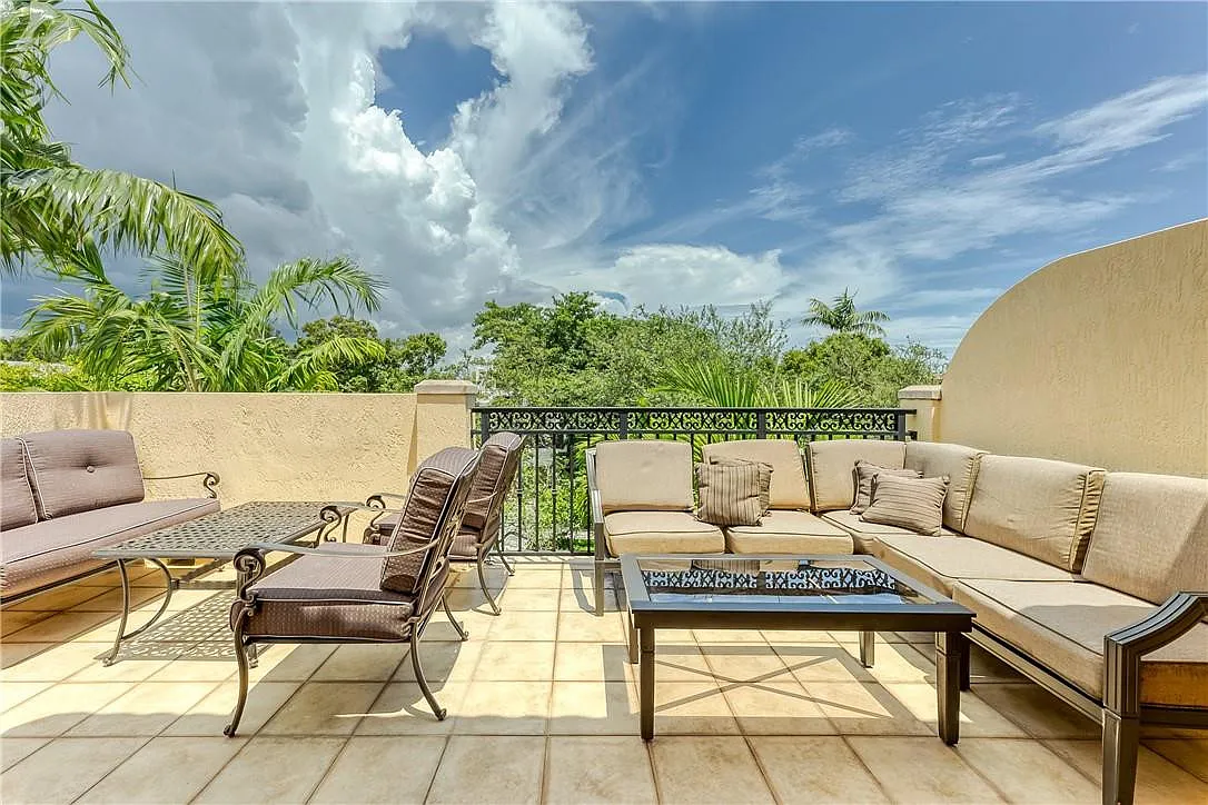 4 bed, 3.5 bath, 2992 sqft, $12,995 — Photo 3