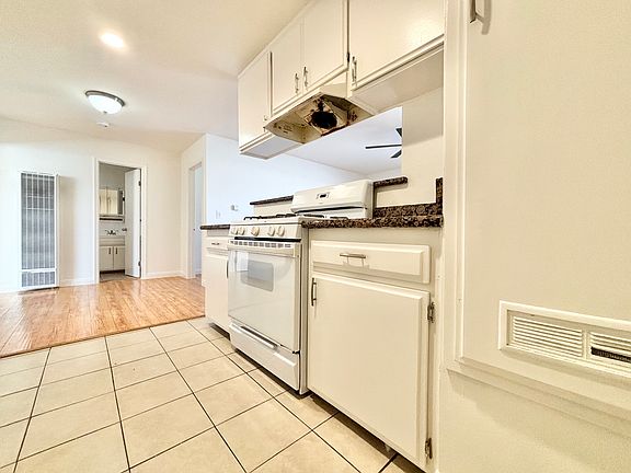 3rd image of 316 E Hyde Park Blvd APT 5
