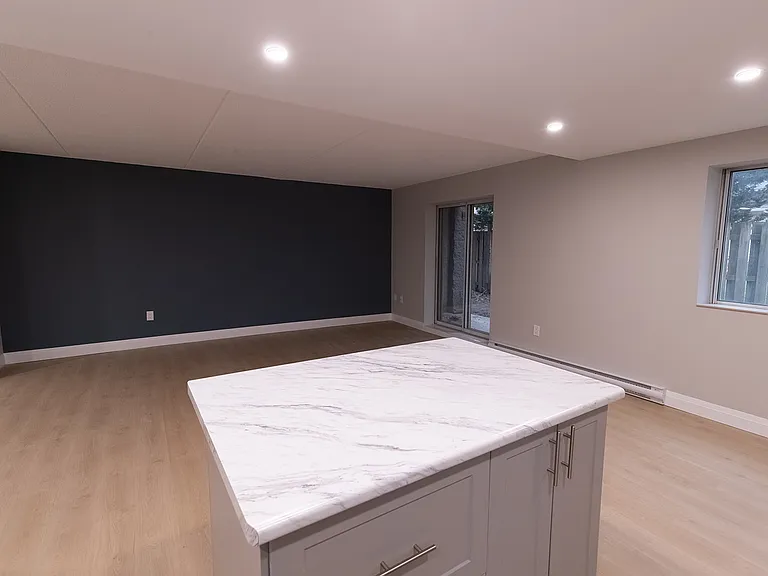 349 Queenston St — Photo 24