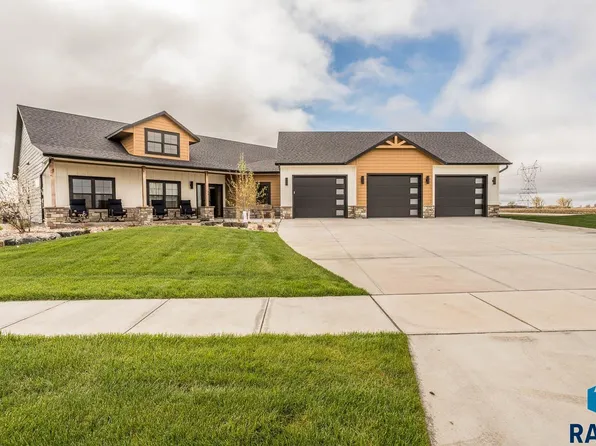 1827 Tom Sawyer Trl, Harrisburg, SD 57032