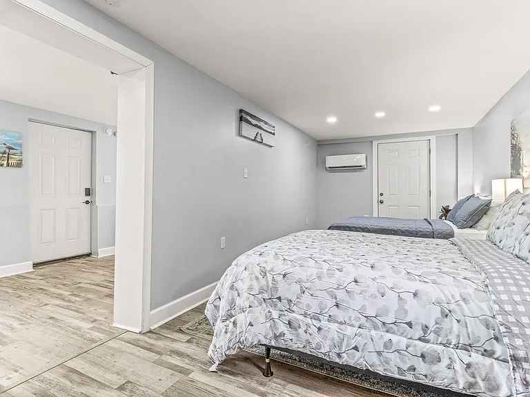 908 N 57th Ave — Photo 5
