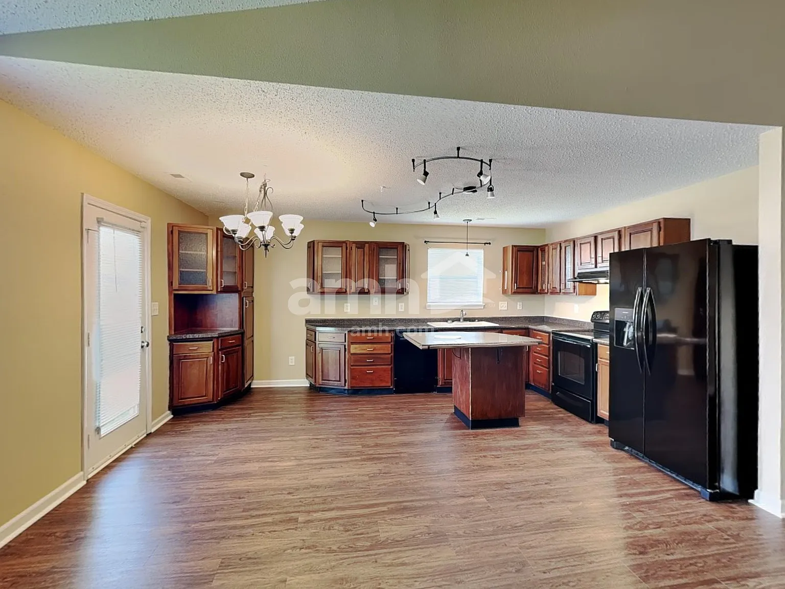 3 bed, 2.0 bath, 1421 sqft, $2,000 — Photo 3